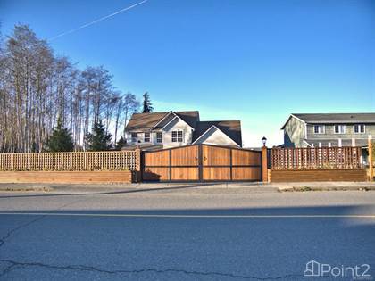 Almost fully fenced front yard, beautiful custom gates. - photo 3 of 34