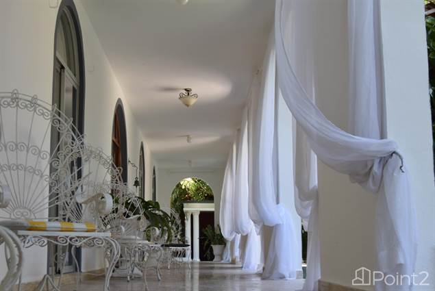 10 bedroom residence, with art work, classic style, discoteque, spa, for sale Malecon, Cozumel.