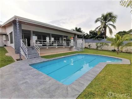 Beautiful modern home with pool and 0, 63 acres enclosed flat lot in the center of town.., Atenas, Alajuela