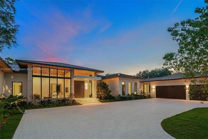 Contemporary Architecture Shapes a Minimalist Pinecrest Home